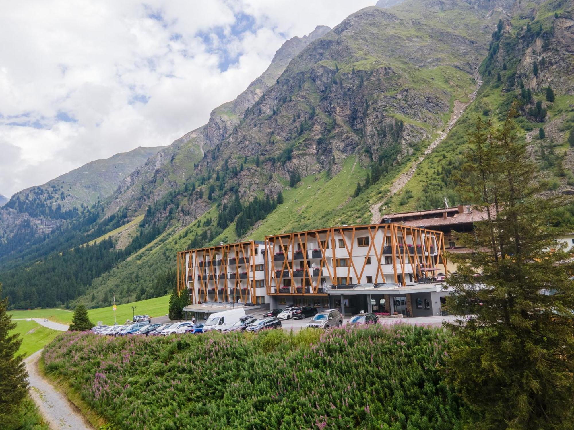 Hotel Gundolf Санкт-Леонгард-ім-Пітцталь Екстер'єр фото
